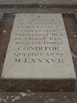 Hic sepultus est invictissimus Guillelmus conquestor Normannae dux et Angliae rex huiusce domus conditor qui obiit anno MLXXXVII (Hier begraben ist der unbesiegbare Herausforderer Wilhelm, Fürst der Normandie und König Angliens, deren Hauses Gründer, der im Jahre 1087 verschied)