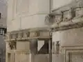 Fries mit Köpfen an der Außenseite der Kathedrale