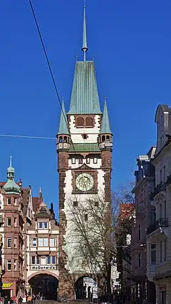 Polygonal abgewalmte Sonderform des Keildachs auf dem Martinstor in Freiburg/Breisgau