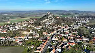 Südwestansicht von Staatz mit der weithin sichtbaren rund 100&nbsp;m hohen Kalkklippe