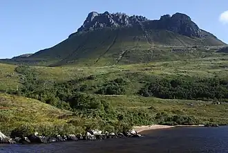 Stac Pollaidh, von Süden gesehen, mit Loch Lurgainn im Vordergrund
