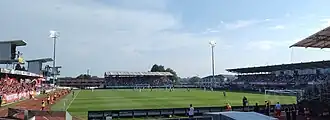 Stadion mit Zusatztribünen und Gästetribüne