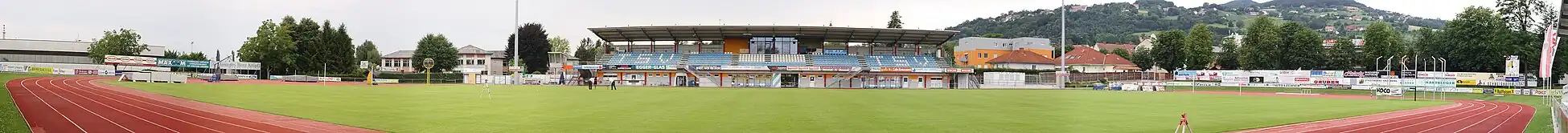 Panoramabild des Hartberger Stadions mit Haupttribüne ohne die 2018 aufgestellten Zusatztribünen