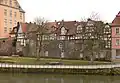 Mit Mauerhäusern überbauter Stadtmauerbereich am Dielengraben neben dem Welfenschloss (links)