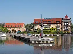 Mole an der Hafeneinfahrt, im Hintergrund ehem. Speicher