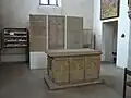 Querschiff mit Kenotaph und historischen Grabplatten