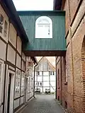 Eine Brücke verbindet die beiden Gebäude.