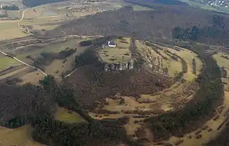 Blick aus der Luft von Westen auf den Staffelberg