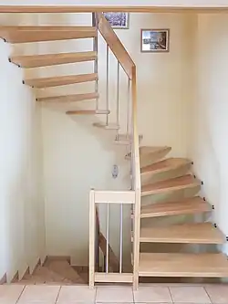 Moderne halbgewendelte Treppe