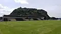 Die Haupttribüne und „The Rock“ dahinter befindet sich Dumbarton Castle