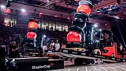 Fahrer fährt auf der wackeligen Wippe, der Hero Ramp