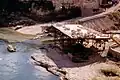 Aus der Neretva geborgene Brückenfragmente liegen zum Trocknen auf einem Podest (1998)