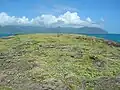 Kekepas Oberfläche, im Hintergrund die Insel Oʻahu