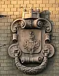 Das alte Wappen mit einer dreitürmigen Mauerkrone