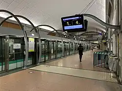 Die Fahrgastinformation (Station Châtelet) zeigt die Wartezeiten bis zur Einfahrt der nächsten beiden Züge in Richtung Mairie de Saint-Ouen an.