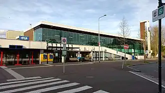 Vorderseite des Bahnhofs (2023)