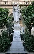 Die Statue des Sankt Elias auf dem Kirchgelände