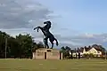 Pferdestatue vor der July-Tribüne