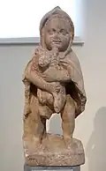 Sogenanntes „Flüchtlingskind“, auch „Junge mit dem Hund“; Archäologisches Nationalmuseum, Athen; aus Nyssa, wohl ein Weihegeschenk; Kopie nach einem Vorbild aus dem 3. Jahrhundert v. Chr.[3]