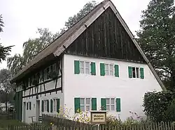 Der „Glaserschuster“ aus Döpshofen, heute Bauernmuseum Stau­denhaus (strohge­deckt)