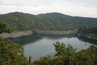 Blick vom Wildpark Edersee zur Staumauer des Edersees, mit Uhrenkopf (links) und Michelskopf (mittig) im Hintergrund