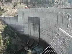 Talseite der Staumauer mit Fangnetz zum Schutz vor Suiziden