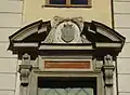 Inschrift über dem Eingang des Hauptgebäudes mit dem Wappen der Familie Klinckowström