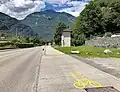 Veloweg neben der Strasse beim ehemaligen Bahnhof von Riveo