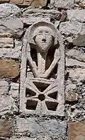 Durchbrochene Steinplatte mit Kopf