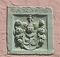 Das Wappen am Stechinelli-Haus in Braunschweig zeigt das Wappen Capellinis und das seiner zweiten Frau (Hut und Rose).