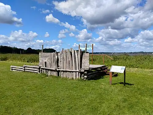Rekonstruktion zweier Segmente des Sperrwerks bei Stexwig. Das linke Segment demonstriert die Blockbauweise. Das rechte Segment zeigt, wie die Palisadenfront gebaut worden sein könnte.