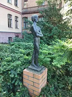 Stehender Junge