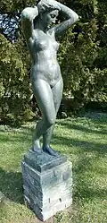 Stehen­des Mäd­chen