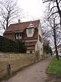 Wohnhaus von 1908 und Haupteingang.