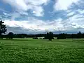 Quellgebiet des Steinbachs östlich von Obersöchering. Im Hintergrund erkennt man Heimgarten und Herzogstand.