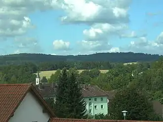Steinberg mit Basalthügel (links) und Heiligenberg (rechts) von Südosten aus Schirnding gesehen.
