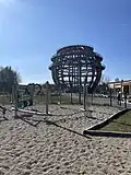 Die Erlebnisholzkugel in unmittelbarer Nähe des Steinberger Sees
