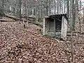 Schrägansicht, Spregnstofflager im Hintergrund