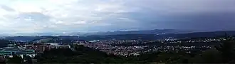 Blick vom Steinenbergturm über Tübingen hinweg in Richtung Osten bis Südosten zur Schwäbischen Alb
