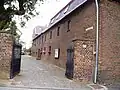 Der Steinfelderhof, im Hintergrund das Pfarrhaus