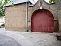 Das ehemalige Hoftor mit dem Rundbogen