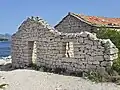 Mauer eines typischen Steinhauses auf Vrnik