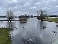 Blick von der Stauanlage auf das beim Weihnachtshochwasser 2023/2024 gefüllte Becken in Richtung Norden; Pegelstand 1,20 Meter