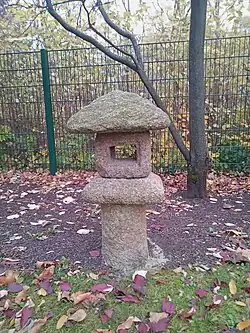 Steinlaterne beim südöstlichen Eingang.