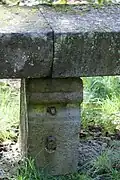 Mittelpfosten der Sitzbank der Kottenheimer Steinrast aus Basaltlava.