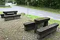 Steinrast Ensemble bei Brohl-Luetzing bestehend aus zwei Hochbänken mit Sitzbänken.