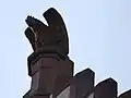 Steinskulptur auf einem Hausgiebel in Darmstadt
