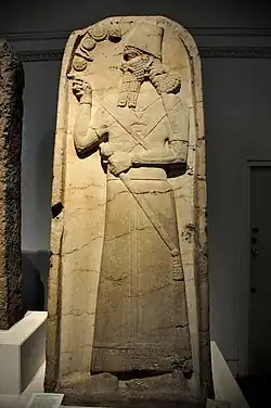 Šamuramats Gatte Schamschi-Adad V. (links) und Sohn Adad-nīrārī III. (rechts)