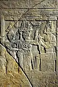 Stele mit Amesemi, Amanishakheto und Apedemak (von links nach rechts)