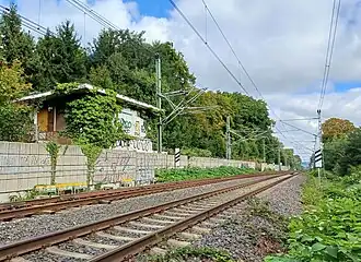 Ehemaliges Stellwerk-Gebäude mit Blick in die Ronheider Rampe